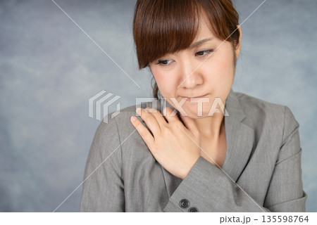 肩こりに悩む女性 肩こりに悩む女性 135598764