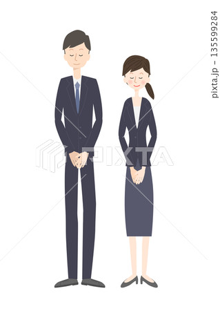 おじぎをしているスーツの男女 135599284