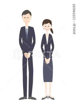 正面を向いて立っているスーツの男女 135599285
