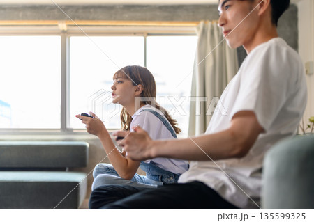 室内でゲームをする男女 135599325
