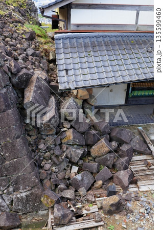 熊本地震で崩れた熊本城石垣 《熊本県》 熊本地震で崩れた熊本城石垣 《熊本県》 135599460