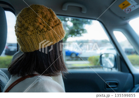 ニット帽をかぶった女性が助手席で外を見ている素材写真 ニット帽をかぶった女性が助手席で外を見ている素材写真 135599855