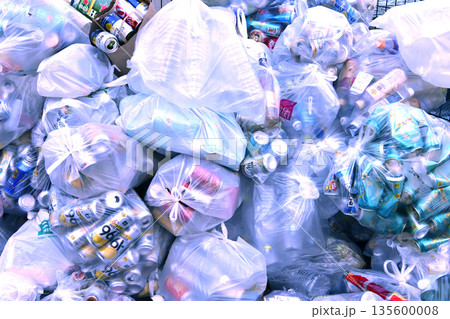 日本の横浜都市景観山積み…街角のゴミ置き場。缶や瓶、ペットボトルなどの回収日…同一銘柄を飲まれる方も 日本の横浜都市景観山積み…街角のゴミ置き場。缶や瓶、ペットボトルなどの回収日…同一銘柄を飲まれる方も 135600008