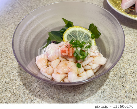 新鮮な真鱈の白子の刺身。ポン酢と薬味で。 135600176