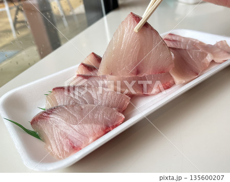 冬が旬の和食。新鮮なブリの刺身。 冬が旬の和食。新鮮なブリの刺身。 135600207