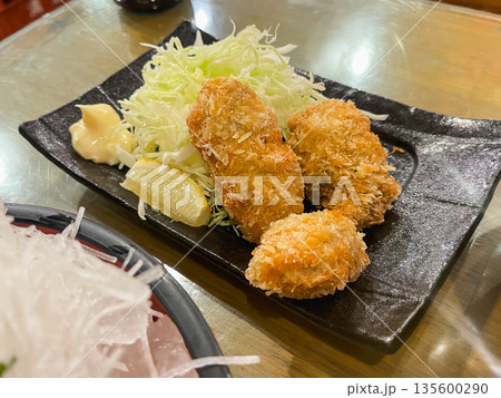 熱々の牡蠣フライと千切りキャベツ。 135600290