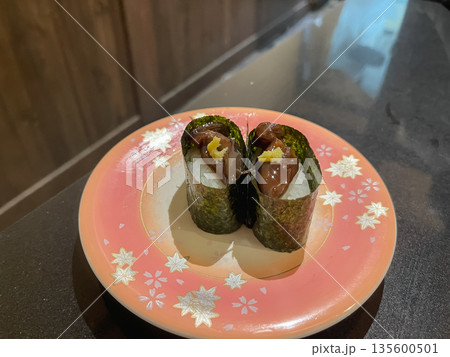 和食の寿司。新鮮な醤油漬けホタルイカの軍艦巻き寿司。 135600501