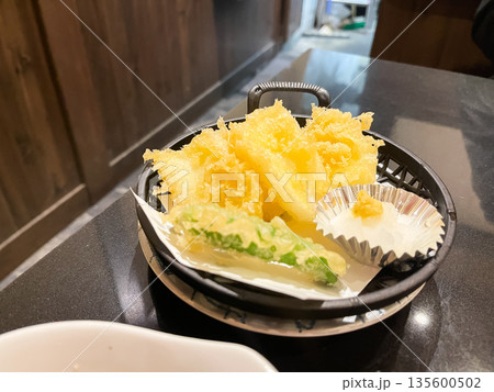 熱々のもんごうイカの天ぷら。 135600502