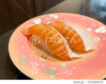 和食の寿司。新鮮なサーモンの握り寿司。 135600503