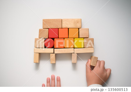 積み木で遊ぶ子供の手 135600513