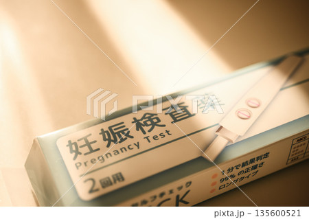 妊娠検査薬の箱と試薬 135600521