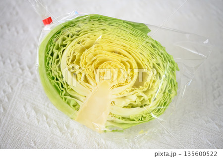 カットキャベツの断面 135600522