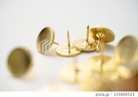 金色の画鋲の接写 金色の画鋲の接写 135600523