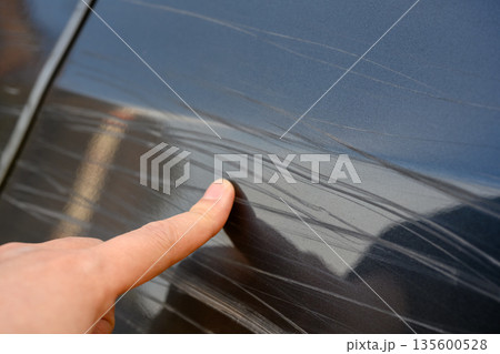 指で触れる車体傷 135600528
