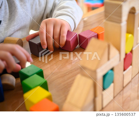 子供が積み木で遊ぶ 子供が積み木で遊ぶ 135600537