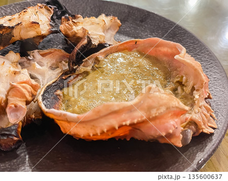 炙った本ズワイガニの体身とカニ味噌。カニ味噌のクローズアップ。 炙った本ズワイガニの体身とカニ味噌。カニ味噌のクローズアップ。 135600637