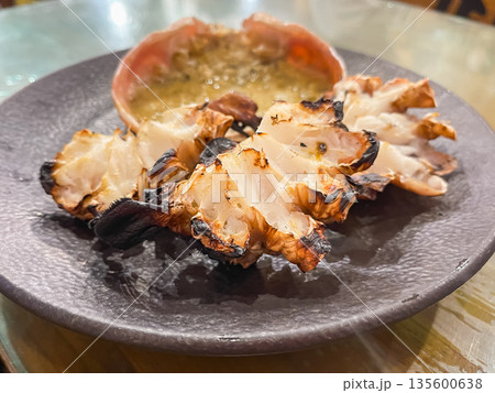 炙った本ズワイガニの体身とカニ味噌。 135600638