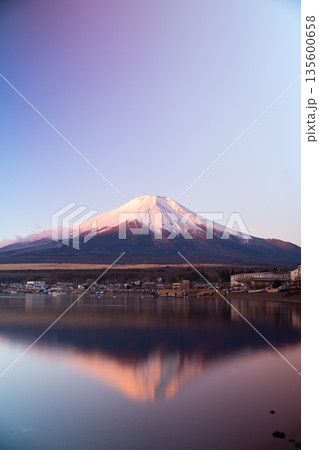 【山梨県】朝焼けに染まる富士山・逆さ富士・赤富士 【山梨県】朝焼けに染まる富士山・逆さ富士・赤富士 135600658