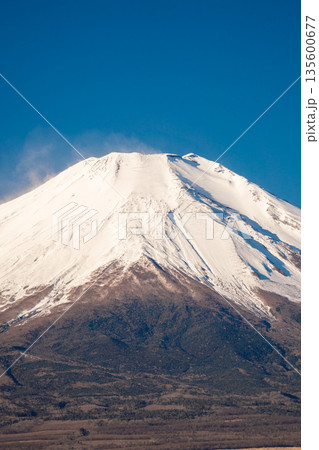 【山梨県】世界遺産・富士山の山肌 135600677