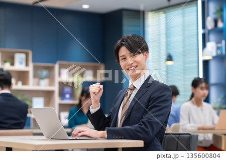 オフィスで働く若いビジネスマン オフィスで働く若いビジネスマン 135600804