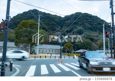 鹿児島県吉野町の旧集成館前の交差点の風景　世界遺産の仙厳園前の道路 135600878