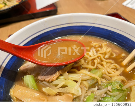 野菜とチャーシューの味噌ラーメン。味噌味の熱々スープのクローズアップ。 野菜とチャーシューの味噌ラーメン。味噌味の熱々スープのクローズアップ。 135600952