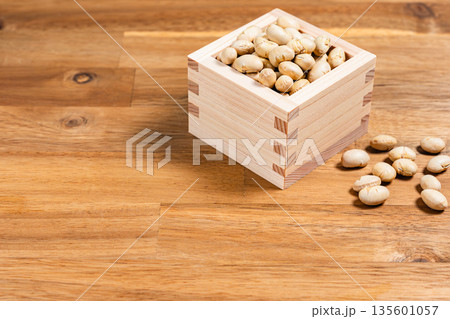木枡に入った節分の豆 木目背景の日本の行事素材 135601057