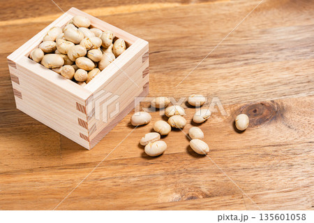 木枡に入った節分の豆 木目背景の日本の行事素材 135601058
