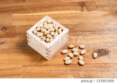 木枡に入った節分の豆 木目背景の日本の行事素材 135601060