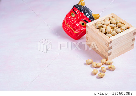 赤鬼のお面と木枡に入った節分の豆 135601098