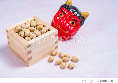 赤鬼のお面と木枡に入った節分の豆 赤鬼のお面と木枡に入った節分の豆 135601101