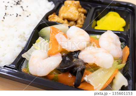 おいしい中華弁当、海老野菜塩炒め弁当 135601153
