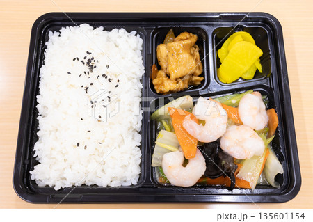 おいしい中華弁当、海老野菜塩炒め弁当 おいしい中華弁当、海老野菜塩炒め弁当 135601154