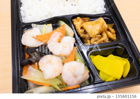 おいしい中華弁当、海老野菜塩炒め弁当 135601156