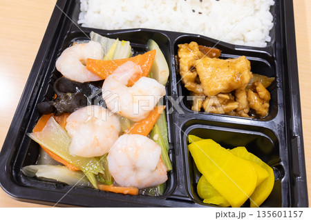 おいしい中華弁当、海老野菜塩炒め弁当 135601157