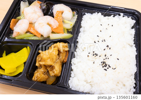 おいしい中華弁当、海老野菜塩炒め弁当 おいしい中華弁当、海老野菜塩炒め弁当 135601160