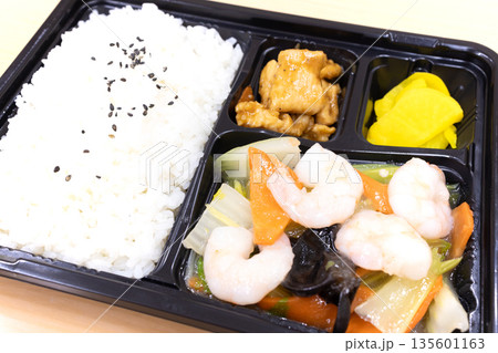 おいしい中華弁当、海老野菜塩炒め弁当 135601163