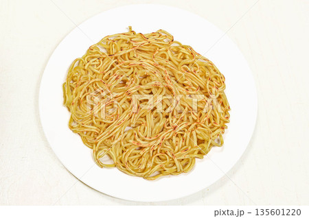 焼いた蒸し焼きそば麺 焼いた蒸し焼きそば麺 135601220