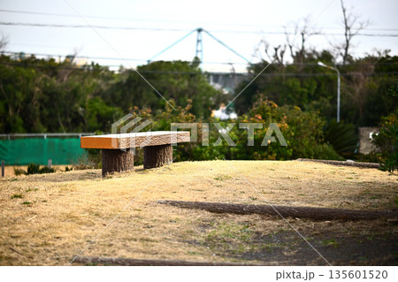 公園のベンチ 135601520
