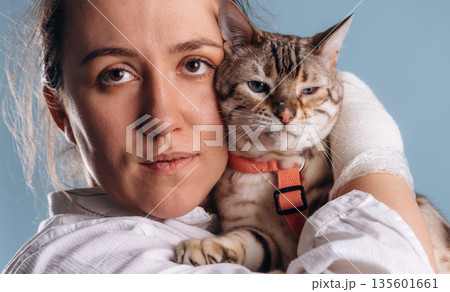 Female veterinarian is with Bengal cat Female veterinarian is with Bengal cat 135601661