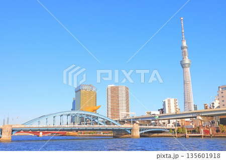 東京都墨田区、東京スカイツリーと駒形橋の風景 135601918