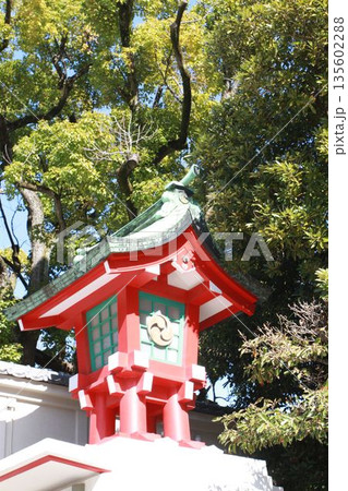 富岡八幡宮（深川八幡）の境内に立つ色鮮やかな灯籠 135602288