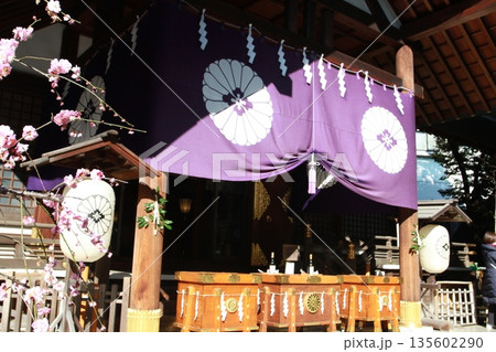 東京都千代田区にある「東京大神宮の拝殿」 東京都千代田区にある「東京大神宮の拝殿」 135602290