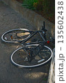 道端に捨て置かれた自転車 135602438