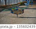 公園にある遊具 135602439