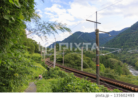 長野県 寝覚めの床へ続く山間の鉄道と緑豊かな秋の風景 135602493