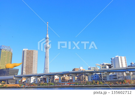 東京都墨田区、東京スカイツリーと隅田川の風景 東京都墨田区、東京スカイツリーと隅田川の風景 135602712