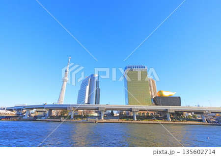 東京都墨田区、東京スカイツリーと隅田川の風景 東京都墨田区、東京スカイツリーと隅田川の風景 135602714