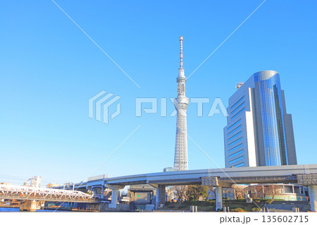 東京都墨田区、東京スカイツリーと隅田川の風景 135602715