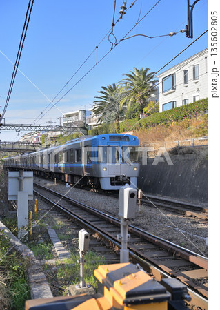 住宅地を走る電車 135602805